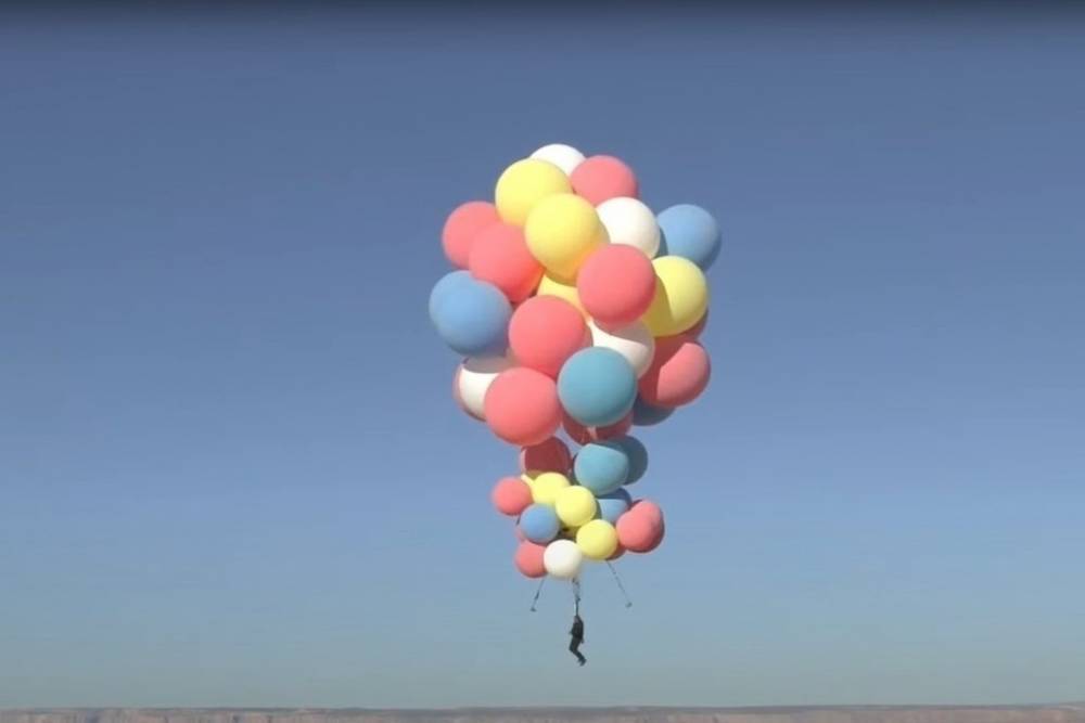 Мужчина взлетел на шарах с гелием на высоту 7500 м. Видео