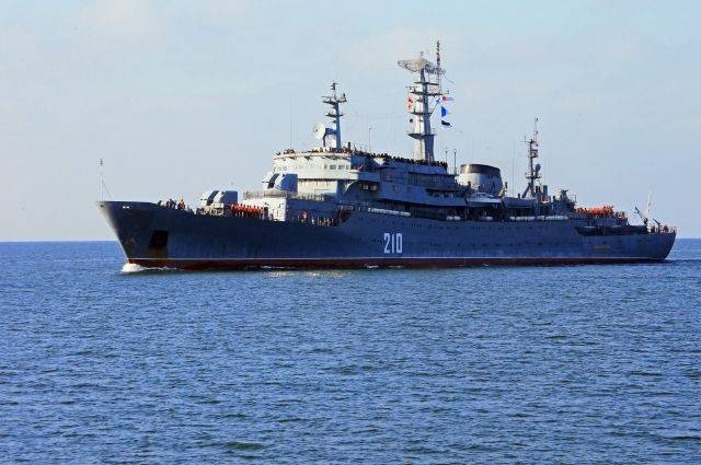 Учебный корабль ВМФ РФ «Смольный» посетил греческий порт Пирей