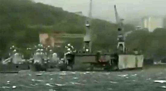 Тайфун «Майсак»: плавдок налетел на причал военных кораблей во Владивостоке