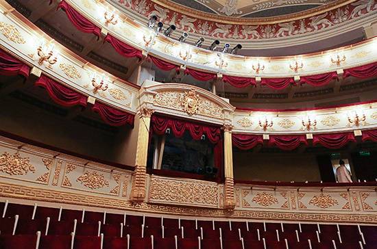 Театрам разрешат заполнять залы на 70% с середины сентября