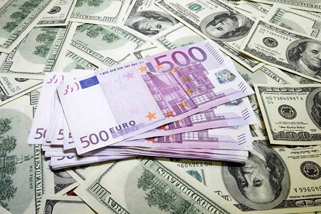 Евро продолжает дешеветь к доллару после выхода статистики по Европе