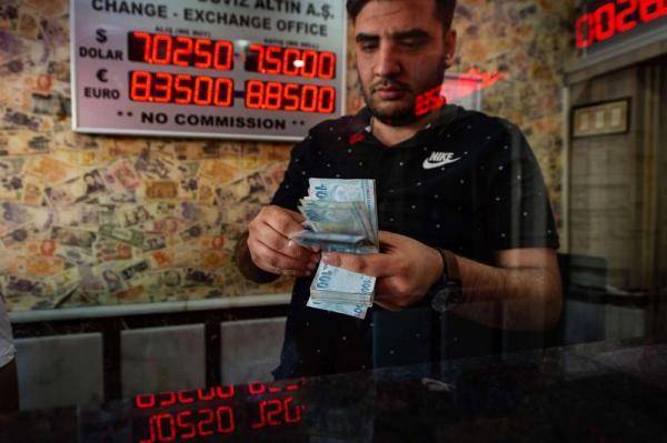 Двузначная инфляция ввергла турецкую лиру в исторический минимум