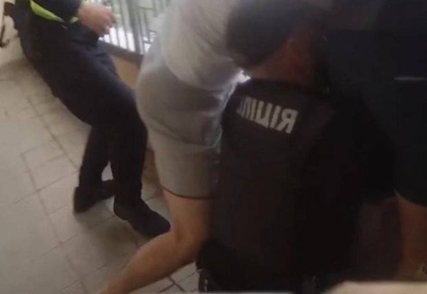 В Киеве полицейский на лету поймал женщину, прыгнувшую с 15 этажа (видео)