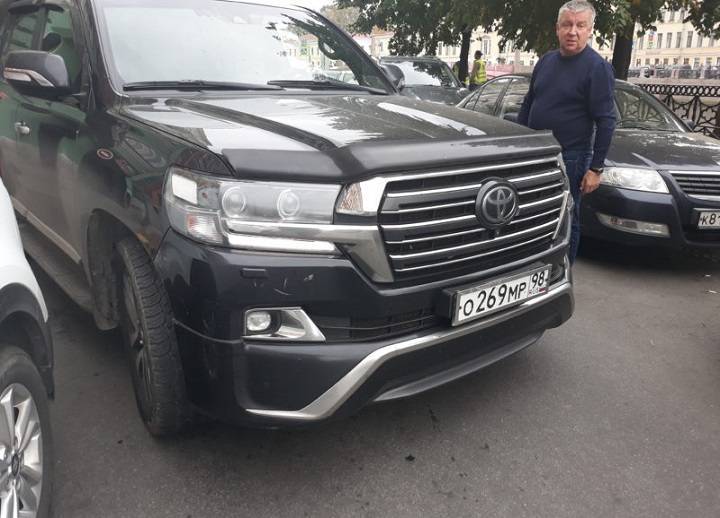 Экс-губернатор Карелии задел чужую машину в Санкт-Петербурге и скрылся с места ДТП