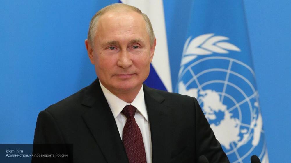 Путин поручил запретить вывоз необработанного лиственного леса из РФ