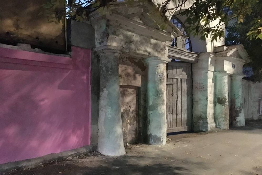 Старинный особняк в центре Саратова покрасили в кислотно-розовый цвет