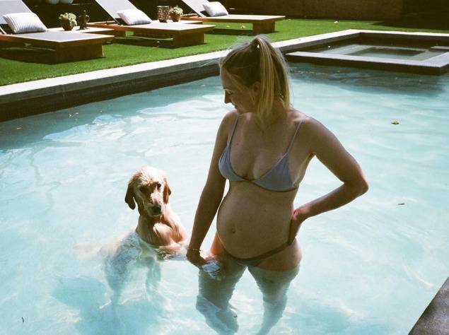 Софи Тернер впервые показала, как выглядела в бикини во время беременности