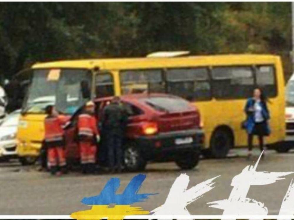 На Виноградаре в Киеве красный внедорожник врезался в маршрутку: есть пострадавшие