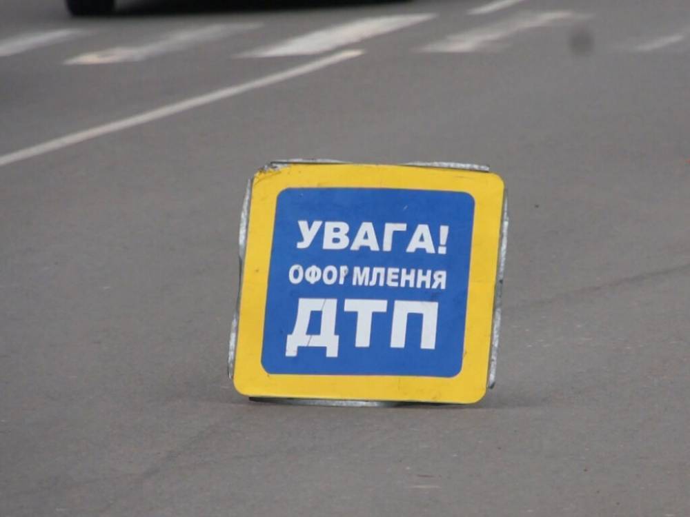 На Лесном массиве в Киеве в лобовом ДТП разбились Dacia и микроавтобус