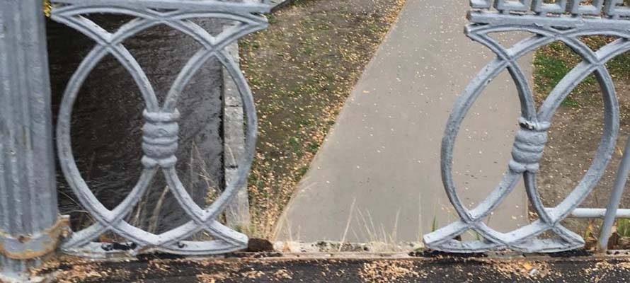 Вандалы вновь выломали часть ограждения на мосту в Петрозаводске (ФОТО)