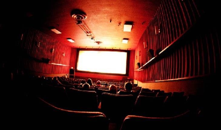 В московских кинотеатрах во время сеансов будут проверять наличие масок на зрителях