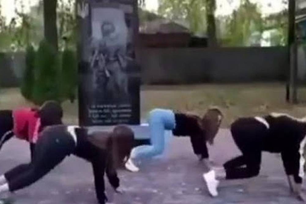 В Черниговской области школьницы станцевали тверк у памятника воинам АТО и виложили видео в TikTok