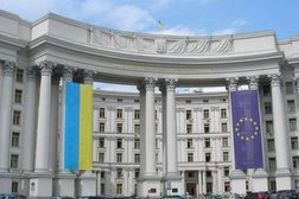 Кулеба заявил, что Украина ввела электронную очередь во всех посольствах и консульствах