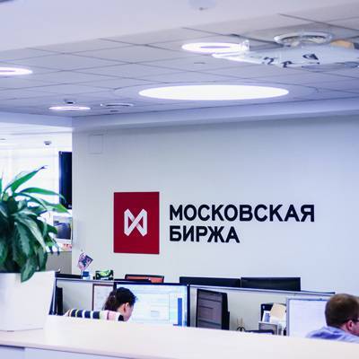 Курс рубля на Московской бирже стремительно укрепляется