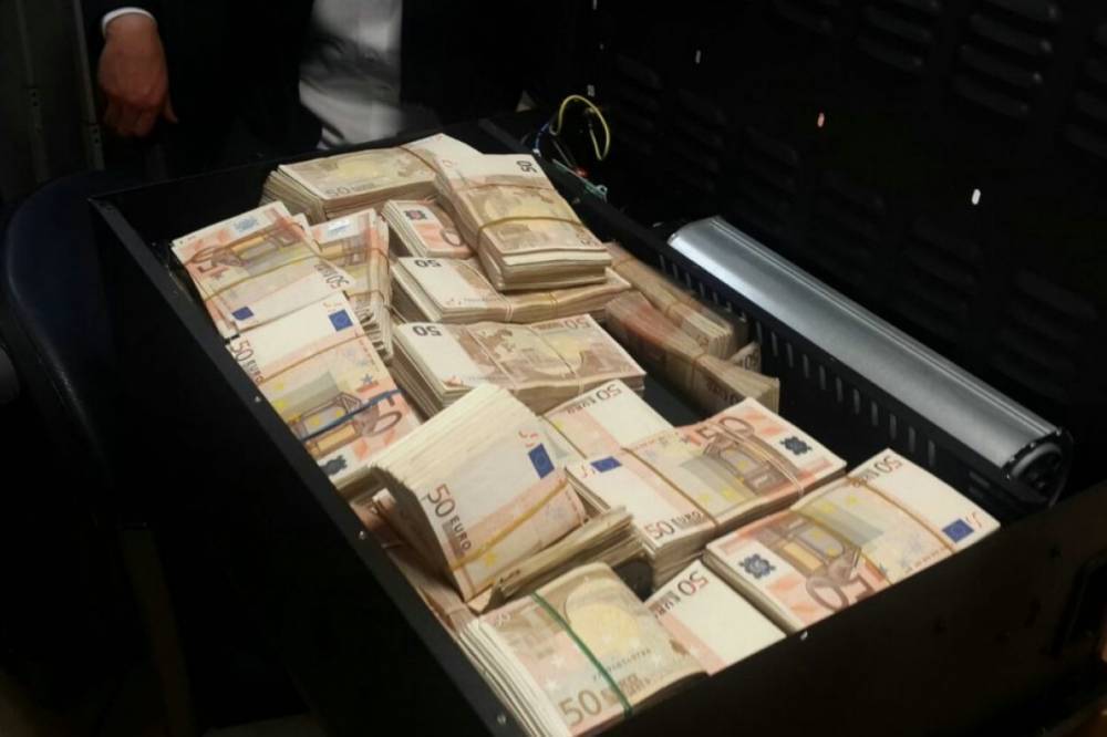 В Париже женщине нашла в подвале чемодан с €500 тыс., но не получит денег