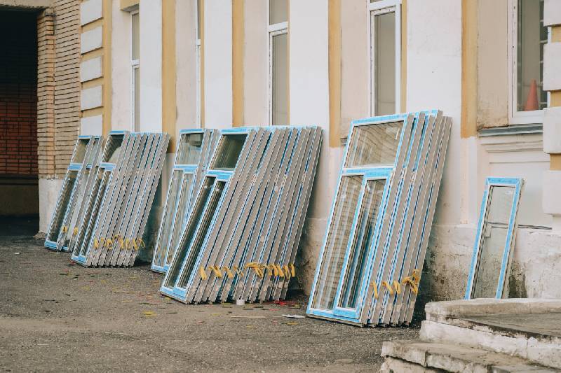 Смоленский губернатор проинспектировал ход работ по замене оконных блоков в школах Гагарина