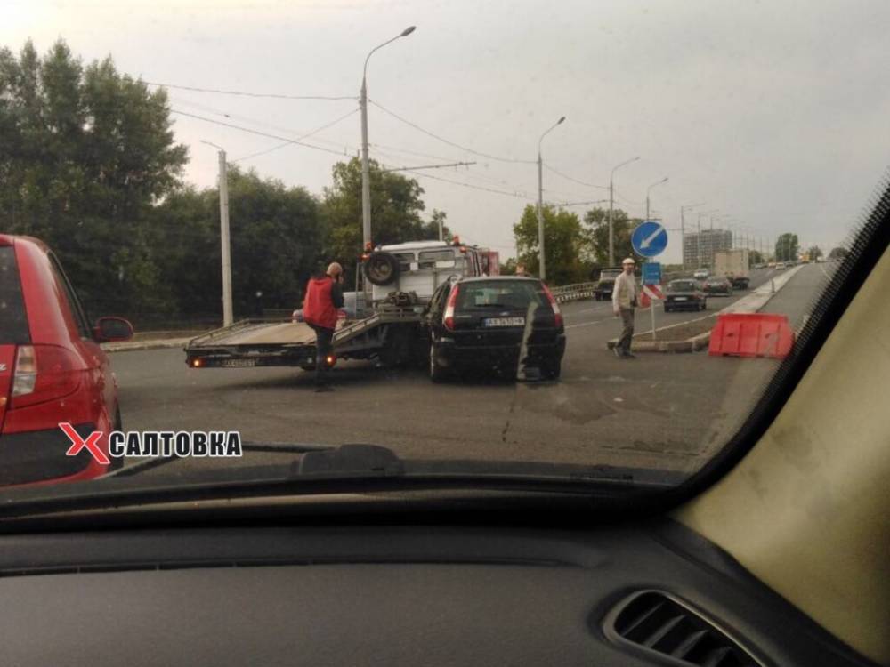 В Харькове иномарка врезалась в эвакуатор: на дороге образовалась пробка