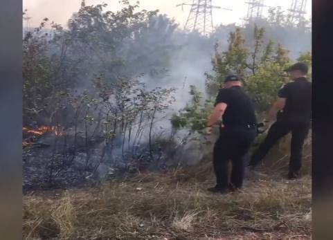 В Лисичанске в районе Березово произошел пожар: патрульные помогали тушить пламя