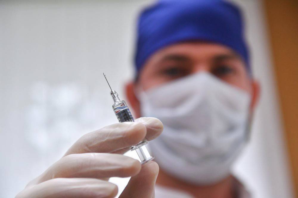В российские больницы доставили вакцину от COVID-19