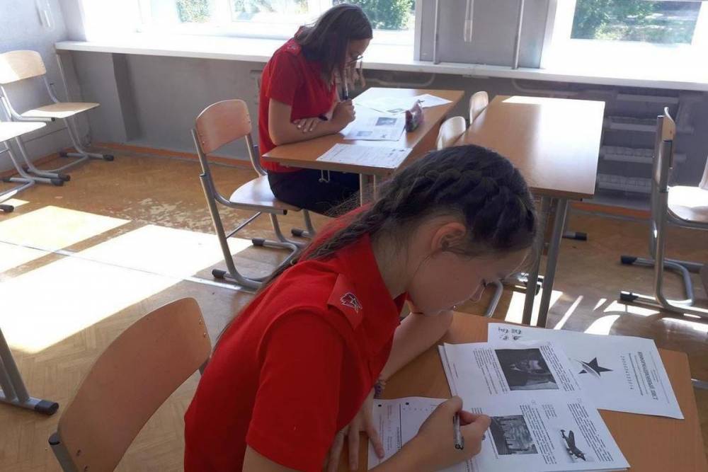 В Рязани школьники и учителя написали «Диктант Победы»