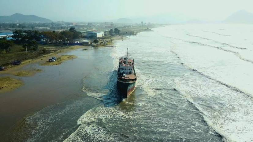 В Приморье тайфун «Майсак» вынес на берег корабль КНДР