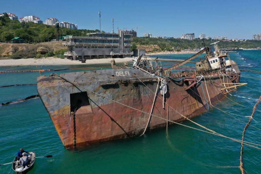 В Одессе возле затонувшего танкера Delfi вновь обнаружили утечку нефти