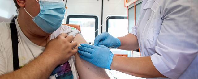 Россиян вакцинируют от коронавируса в течение года