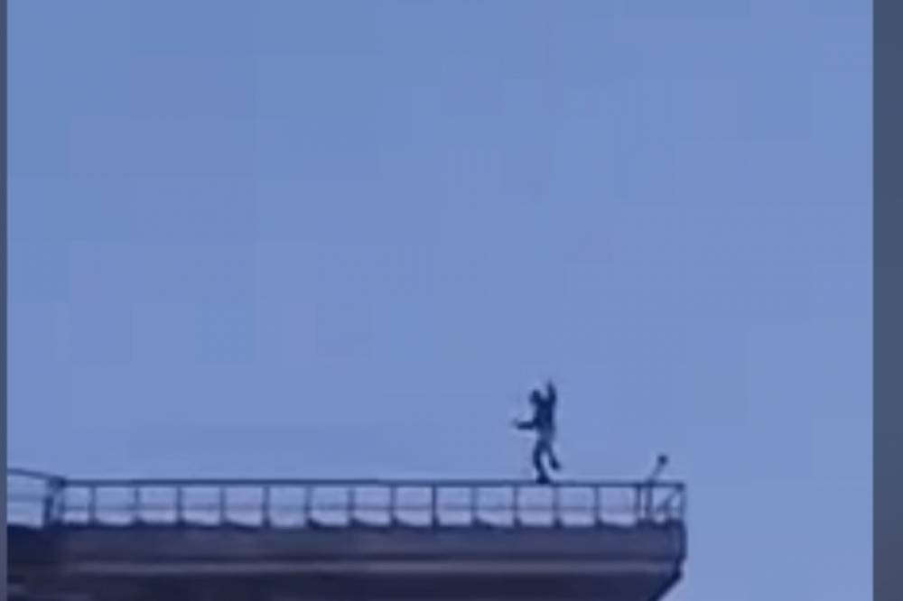 В Киеве парень балансировал на перилах на крыше многоэтажки: видео экстремальной прогулки