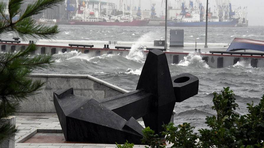 В Приморье тайфун «Майсак» вынес на берег «корабль-призрак»