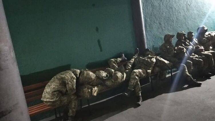 В Черкассах военные спали на вокзале, воинская часть "забыла" про новобранцев