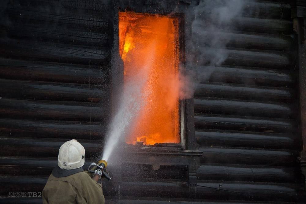 Более 30 человек тушили частный дом в переулке Карьерный в Томске
