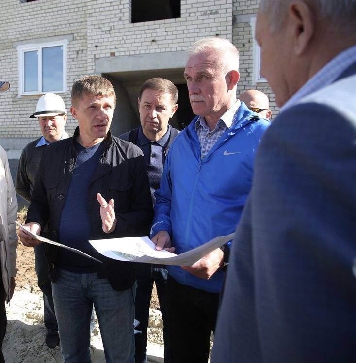 Губернатор Сергей Морозов проконтролировал ход строительства домов в «Волжских кварталах»