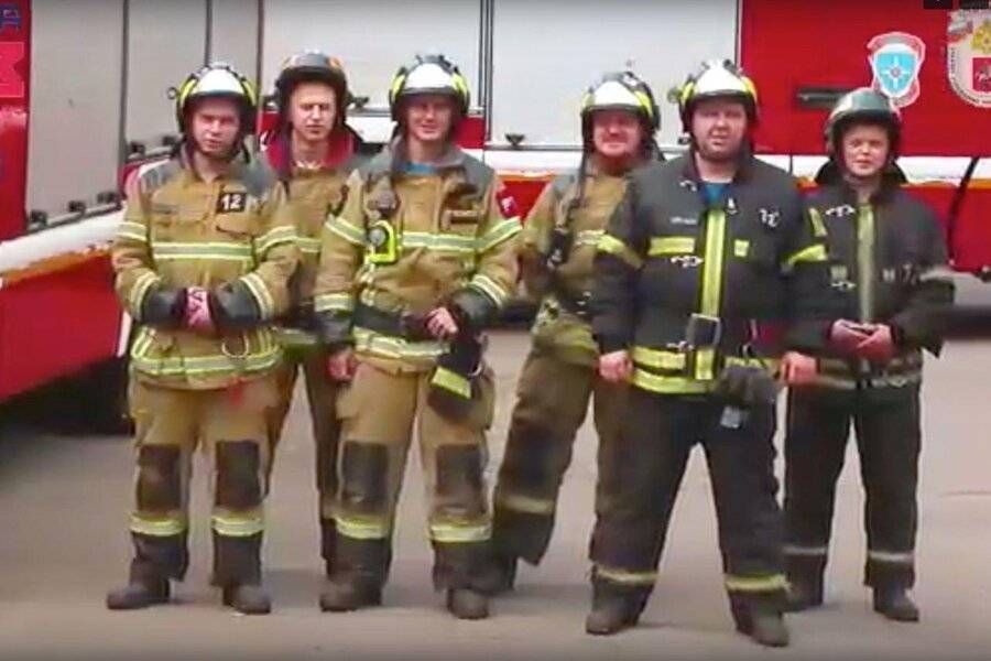 Столичные спасатели спели хит группы "Браво" о Москве в День города