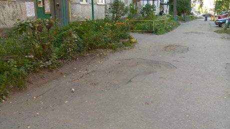 Проезд через двор на улице Суворова стал небезопасным