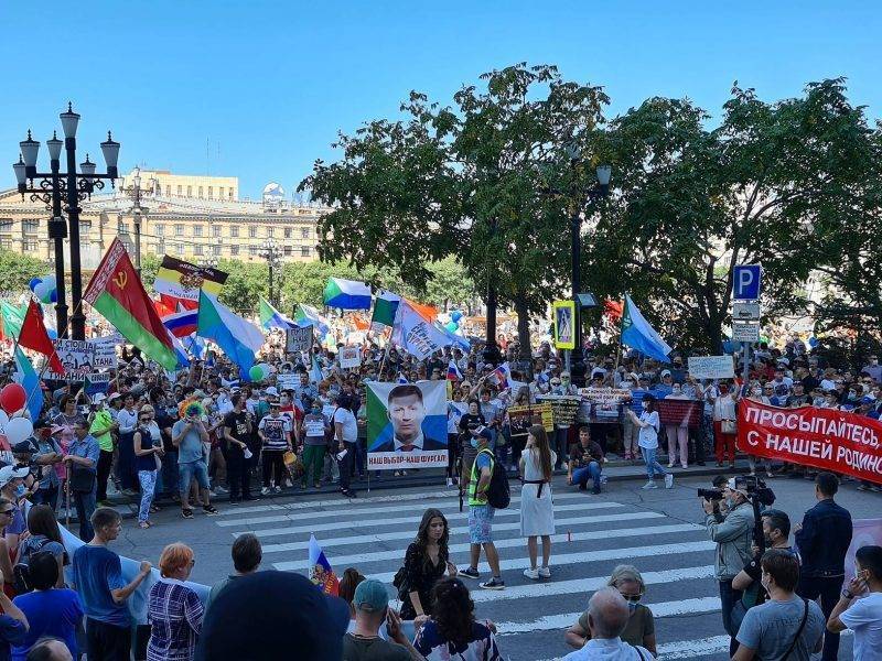 В Хабаровске продолжаются массовые митинги. Люди требуют «вернуть» губернатора Фургала