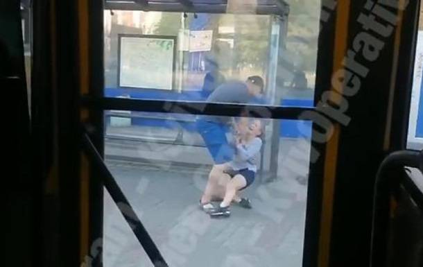 В Киеве на остановке мужчина напал на девушку - СМИ
