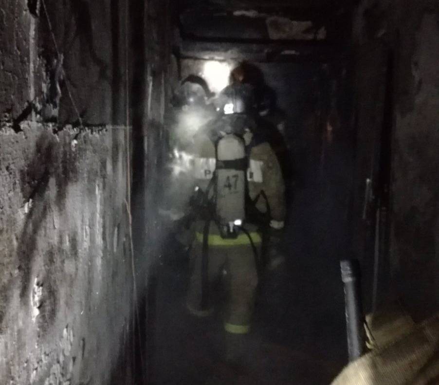 В Миассе после пожара в пятиэтажке двоих детей доставили в больницу