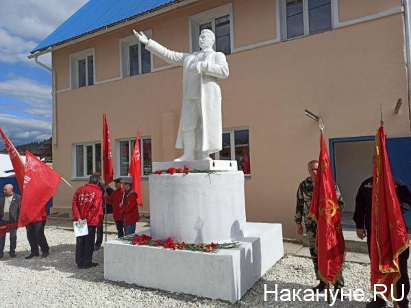 В Кусе открыли памятник Сталину, найденный в пруду
