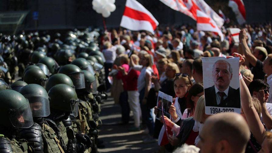 Тысячи митингующих движутся в сторону резиденции Лукашенко в Минске