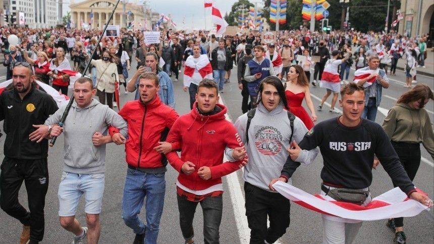 Многотысячная толпа в Минске подошла к резиденции Лукашенко — видео