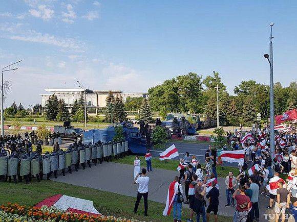 Десятки тысяч белорусов окружили резиденцию Лукашенко в Минске