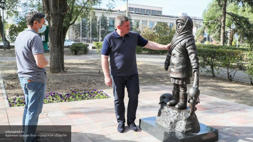 Власти Волгограда установили скульптуру девочки из военного Сталинграда