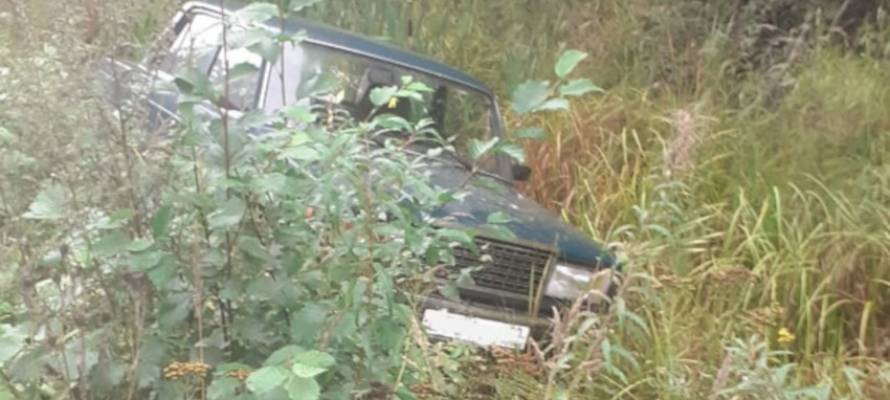 В Прионежском районе Карелии автомобиль снесло с мокрого моста в кювет
