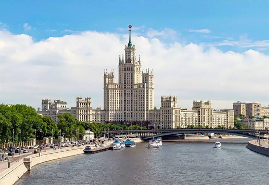 Москвичам рассказали, как в городе появились сталинские высотки