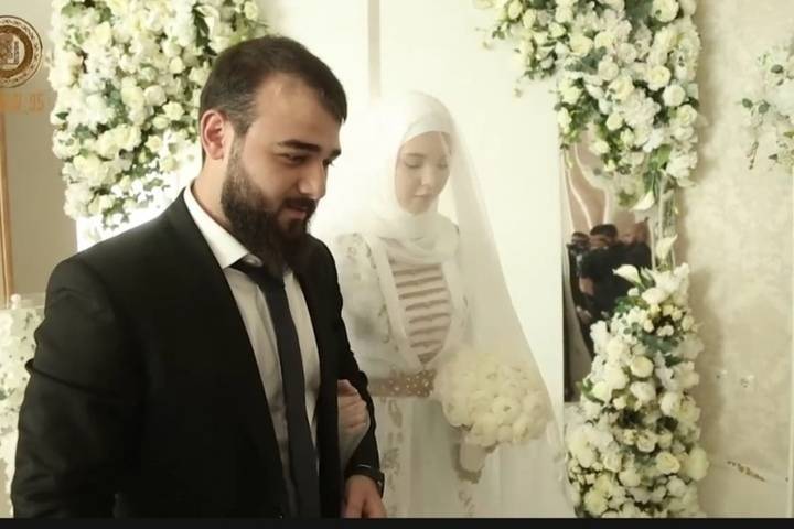 Вертолет с лепестками роз и стрельба: Кадыров показал свадьбу племянника