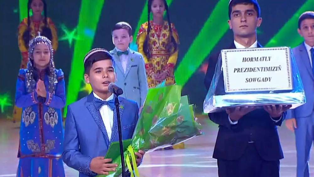 Победители детского песенного конкурса получили от президента ноутбуки