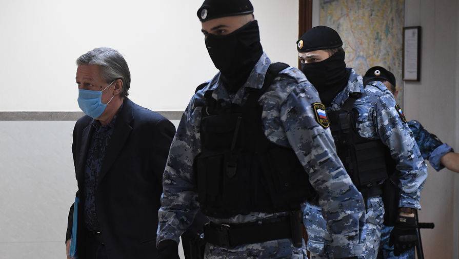 Полиция задержала «магов» у здания суда, где оглашают приговор Ефремову