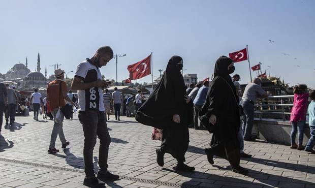 Власти Турции обязали всех граждан и туристов носить защитные маски даже на улице