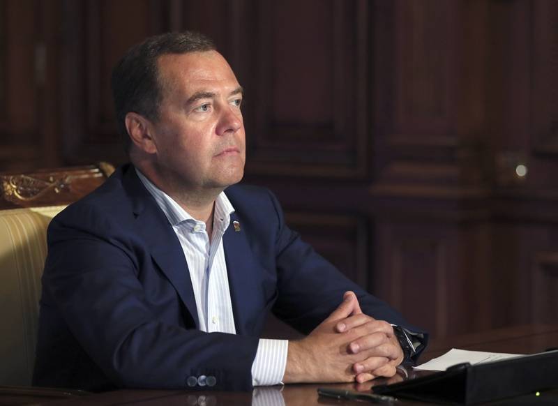 Медведев поддержал идею гарантированного дохода россиян