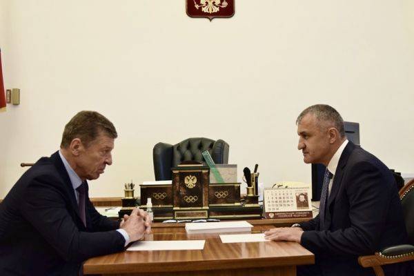 Президент Южной Осетии поговорил с Козаком о повышении зарплат бюджетникам
